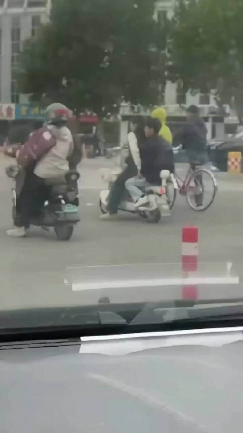 最后还是有人服软了  ​​​