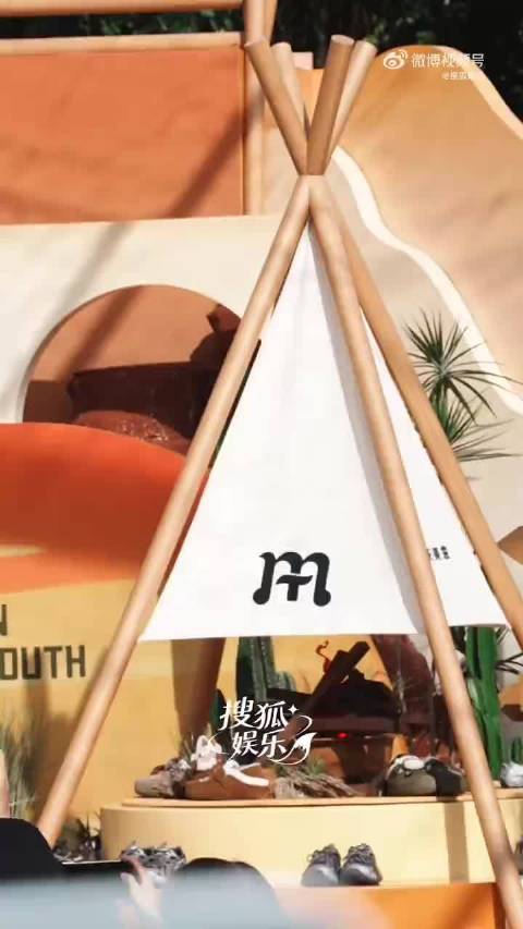 #侯明昊现场抽查粉丝作业#现场这个片段反复看好几遍，侯明昊一边认真抽查作业一边安抚情绪，温柔到骨子里