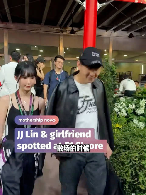 林俊杰对七七说不要害羞  F1现场牵手离场，七七面对镜头局促，林俊杰轻声安抚，一句不要害羞，温柔细节