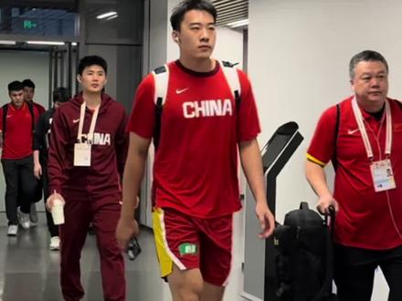 中国男篮抵达比赛场馆🏀🇨🇳 胡明轩提前抵达热身未随大部队进场