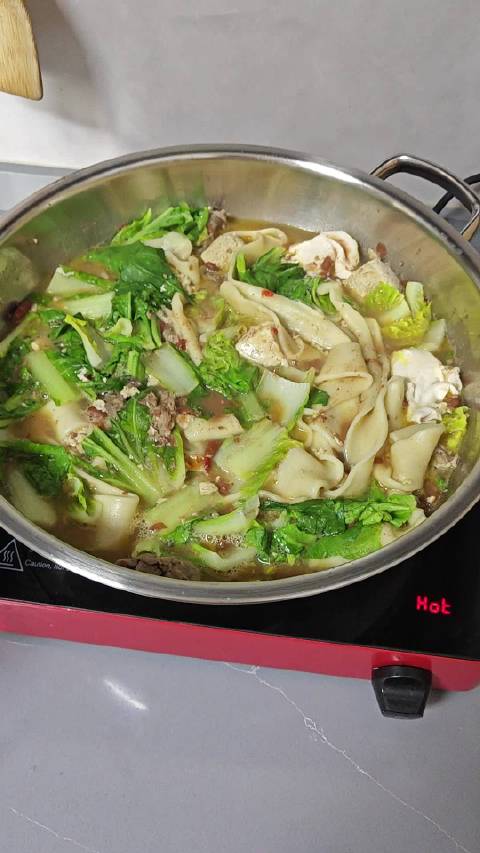 今天中午又吃“一锅煮”。#一分钟精选视频扶持计划# 直接把锅端上桌就吃。@夏小嫣 姐家的贵州豆汤底