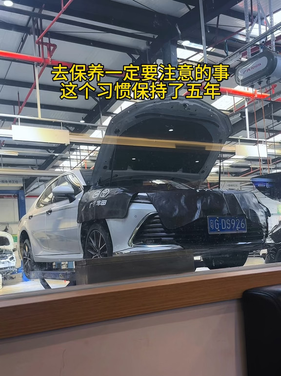去保养的时候，一定要在旁边盯着看，这个习惯保持了五年，生怕他们不给我换新的机油#丰田 #凯美瑞 #汽
