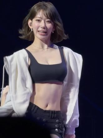 这氛围感谁顶得住🥹 宫脇咲良短发舞台 笑容自带治愈魔力，舞台魅力拉满  _SSERAFIM
