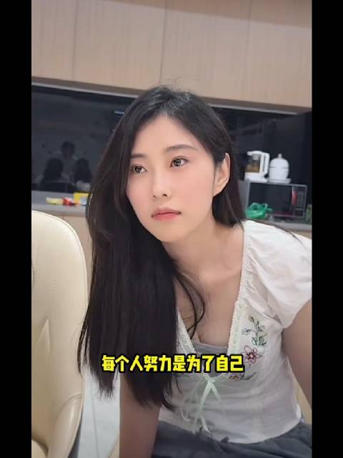 平荣这是回应松松和道德绑架，意思驴姐挣钱是为了她自己，不是为了她和二驴一家子！二驴还在旁边说不喜欢道