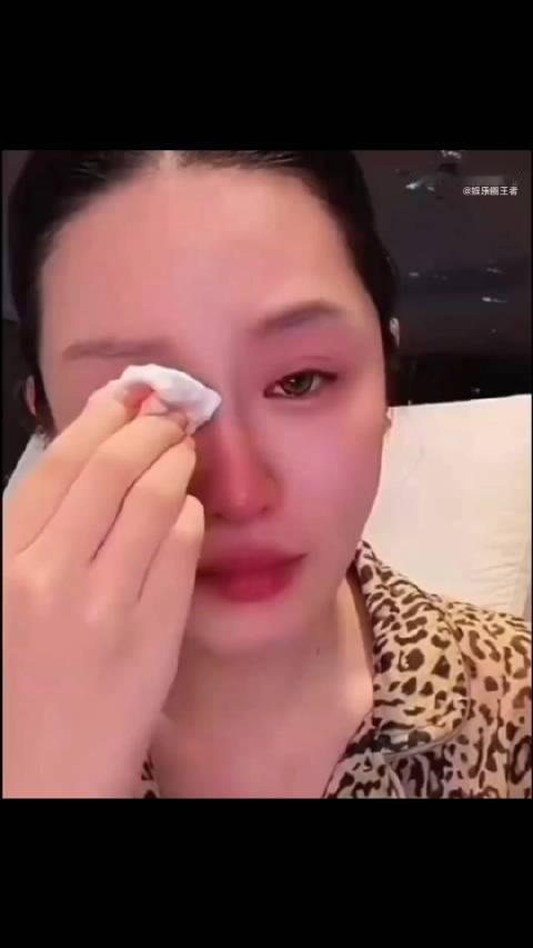 #网红方丈前妻深夜痛哭##网红方丈前妻一提儿子就忍不住痛哭# 网红方丈前妻直播聊到孩子时情绪绷不住落