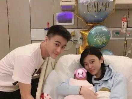 何猷君始终铭记奚梦瑶那个不经意的伸懒腰瞬间，正是它悄然化解了一场进退维谷的困局 #何猷君# #奚梦瑶