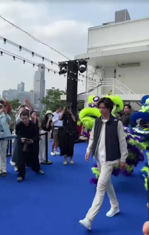 #王一博蜡笔小新眉毛#真的就是当明星都不一般啊特别还是在明星里出众的头小肩宽身材比例太优越了…#王一