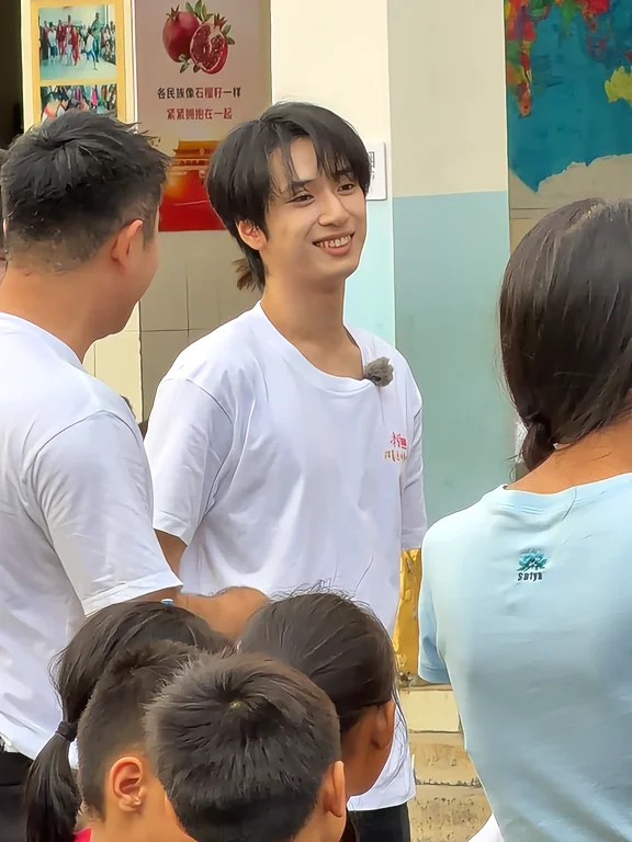西西和小朋友嘻嘻中