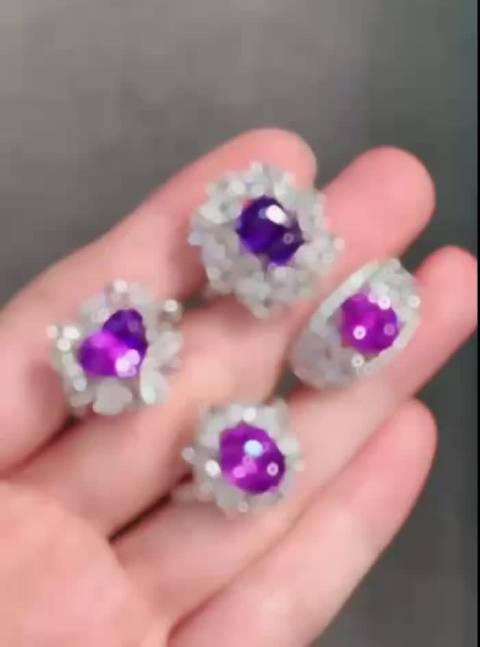 28万手链戴三四小时就丢了[疑问] 哇哇，这么贵的！ 一定得小心！ 不过丢了，应该报警吧？
