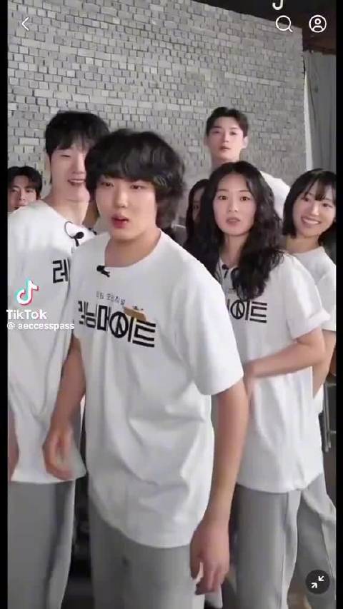#金允植[超话]# 一开始还以为在后面踮脚了 结果往后看就这么一长条人出来了[泪奔]