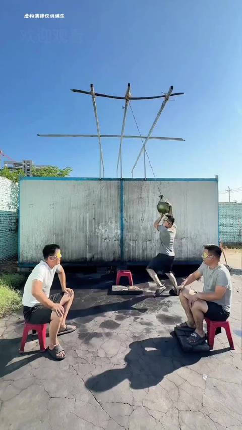 这玩意儿砸头上不疼吗  ​​​