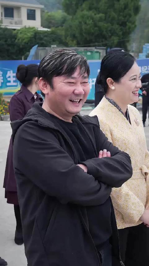 张雪是全网唯一一个敢带县委书记去浪的人张雪时隔17年再度挑战摩托车冲浪：从当年的26米跃升至40公里