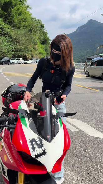 我从小就不会骑摩托车 谁知道我现在可厉害 全程30码安全到山顶👍