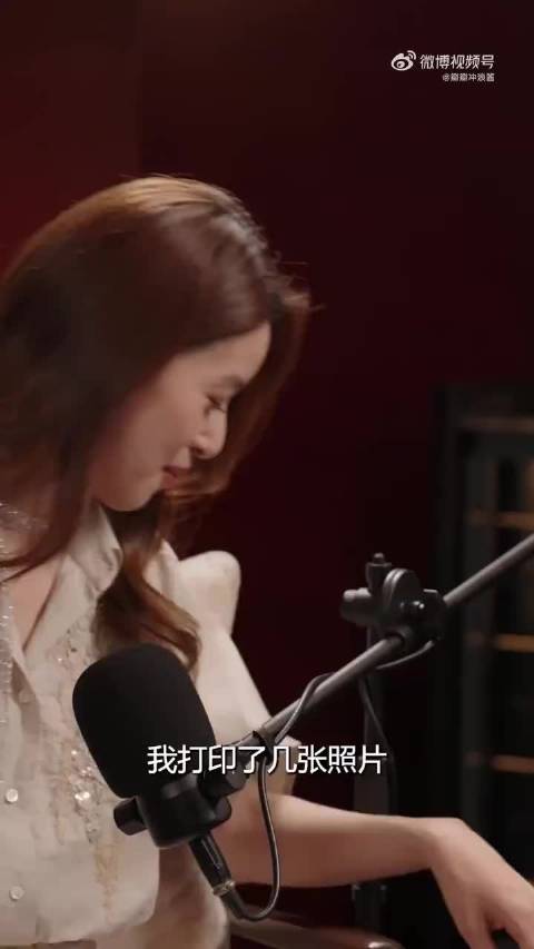 何超琼的气场真是骨子里带出来 松弛的表达 真的很有魅力 没有一个女人会不喜欢何超琼吧  ​​​