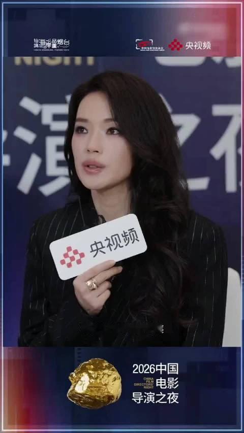 入行31年从演员跨界导演，舒淇步履从未停歇。凭处女作《女孩》拿下年度港台导演，一句“关关难过关关过”