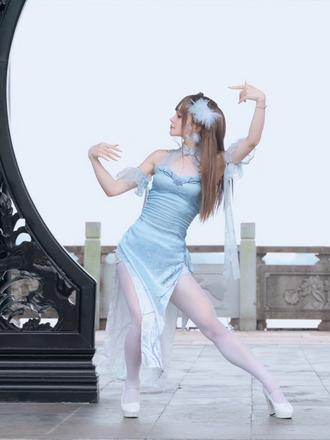 请允许小女为您弹奏一首...
