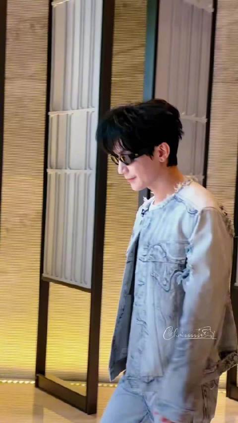 #陈楚生回归声生不息# 他很少用力去唱，可偏偏就是这种克制的表达，后劲最足，一首歌听完，那种情绪会留