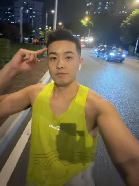 跑步打卡  k | 平视自己，坚定自己今天跑了15公里平均配速在443，照着445左右的配速跑的，心