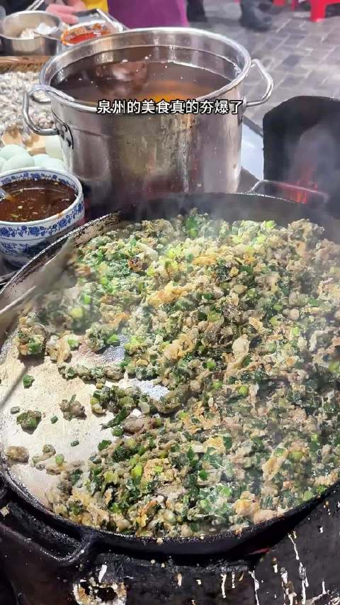 奔赴泉州，一头扎进古城的古早味里。清晨一碗面线糊，加醋肉与油条，鲜滑暖胃；午后啃一块扎实烧肉粽，再来