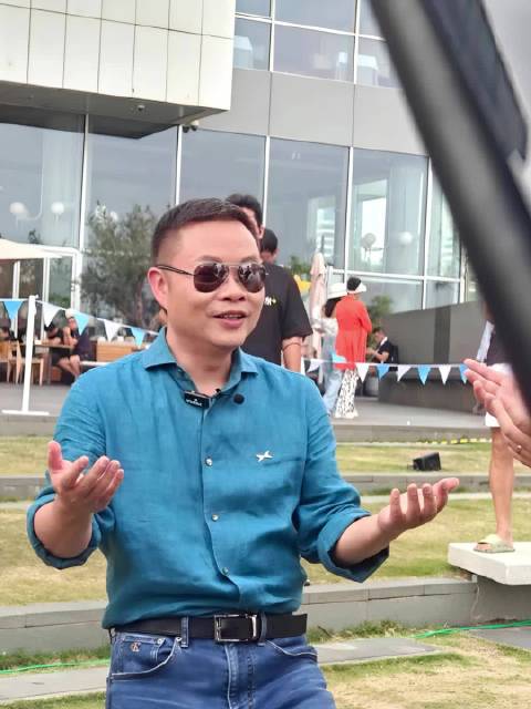 老实耿直的理工男何小鹏，居然被狡猾多端的马斯克给骗了！但没想到结果是认认真真干活的中国人，一不小心又