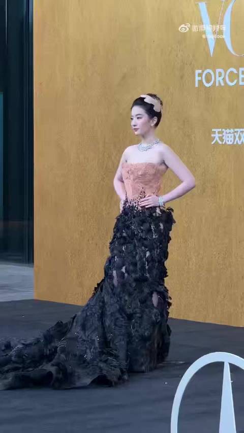 #刘亦菲 凤凰神女##刘亦菲vogue大发仙威# 刘亦菲VOGUE这波凤凰神女造型直接大发仙威，站在