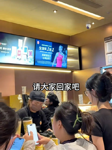 站在消费者角度看，品牌搞买一送一，流量赚麻了，很好奇背后的成本到底谁在买单？ 活动爆单，员工工作量翻