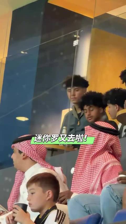 #儿子见证C罗生涯第981球# C罗打入生涯第981球，继续刷新自己的进球数字。这场比赛他的儿子坐在