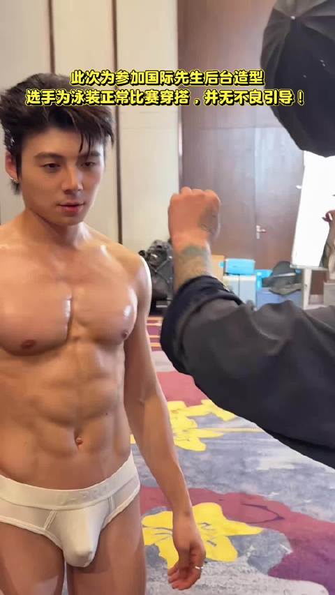 时尚盛典选拔赛活动现场在做造型的肌肉型男选手  ​​​