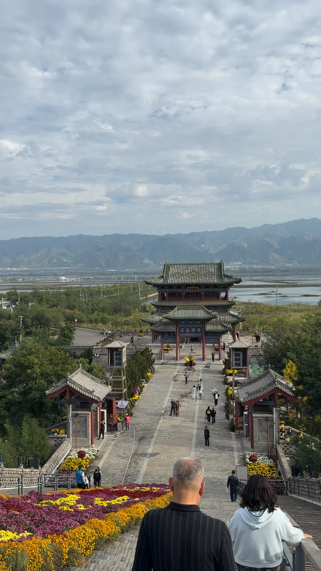 在运城池神庙俯瞰七彩盐湖