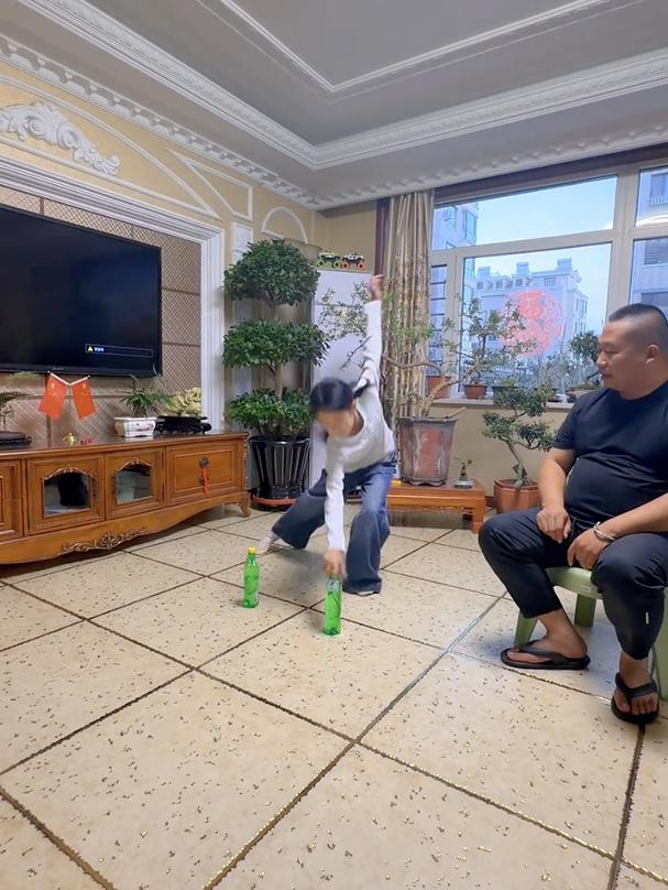 女儿一遍就成，爸爸反复尝试还是失败，太逗了。