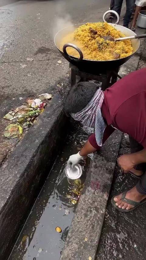 地沟水直接舀进去做饭吗？十分希望这是摆拍，可惜……#环球趣多多#  ​​​