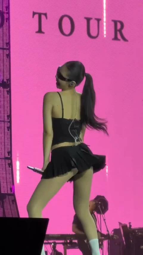 比起Lisa的周边是丁字裤还是比较想念Jennie穿着条丁字裤就上舞台的样子啊 #Lisa周边是丁字