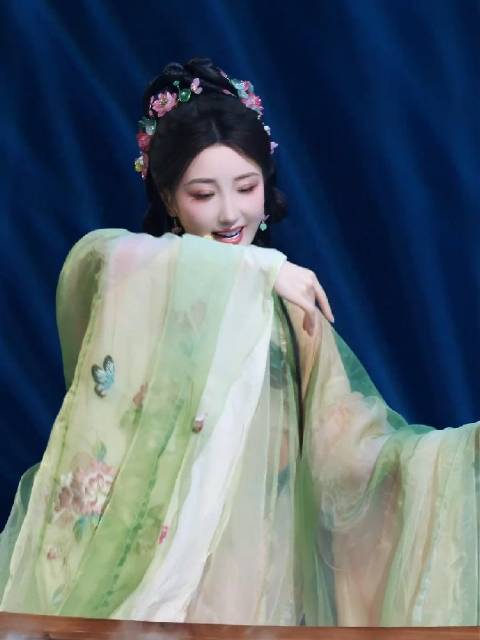毛晓彤美好奇妙夜直拍 荷风遇笑颜 她从诗中来  ​​​