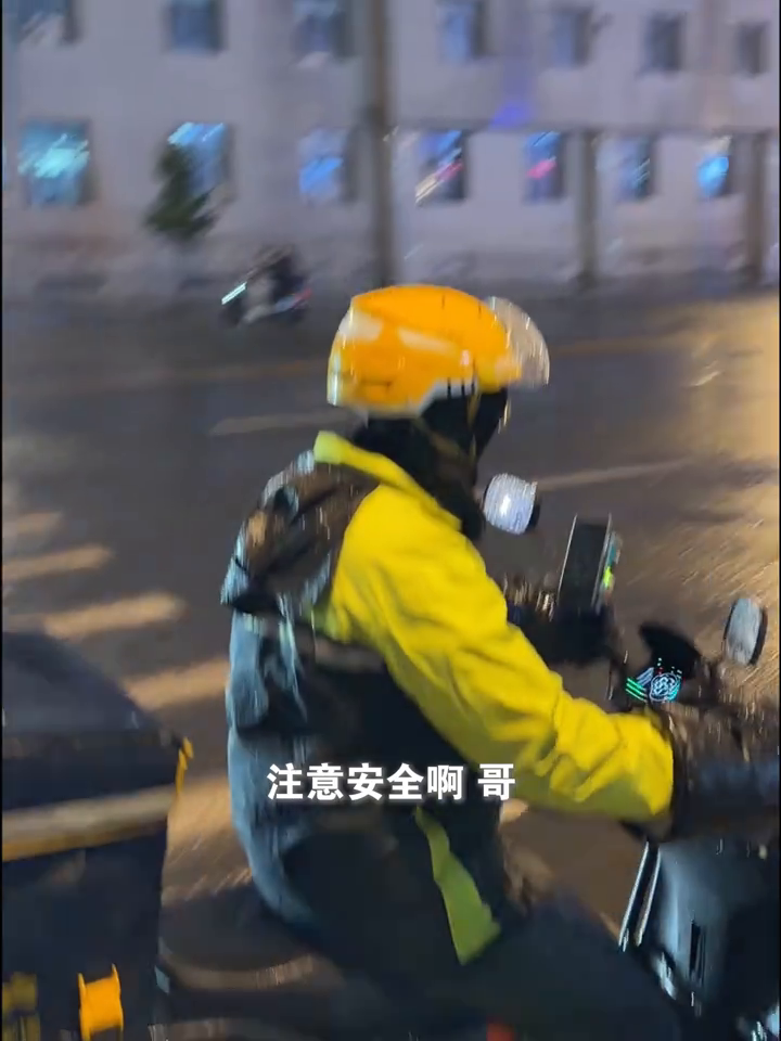 游客内蒙古旅游遇下雪天，素不相识的外卖员主动借衣服给他