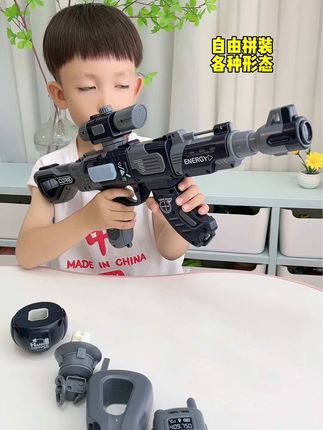 没有男孩子会不喜欢这样的玩具吧，自带灯光和音效，这也太酷了！