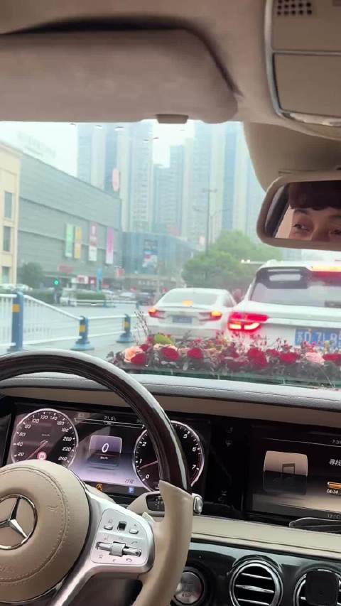 婚礼队伍堵车，4个老奶奶从马路对面飞奔过来