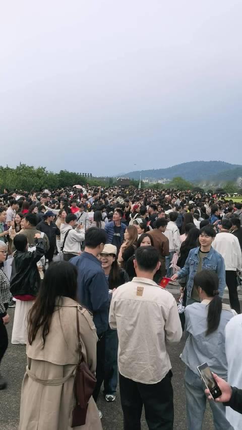 10月4号的橘子洲头，青年毛泽东的雕像前一波一波的人……   ​​​