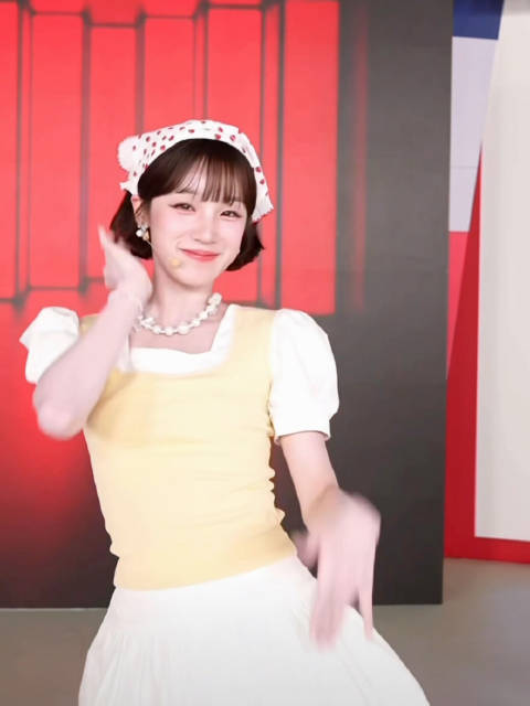 #宋雨琦[超话]# 260913 食族人直播间 进行曲来袭[送花花]