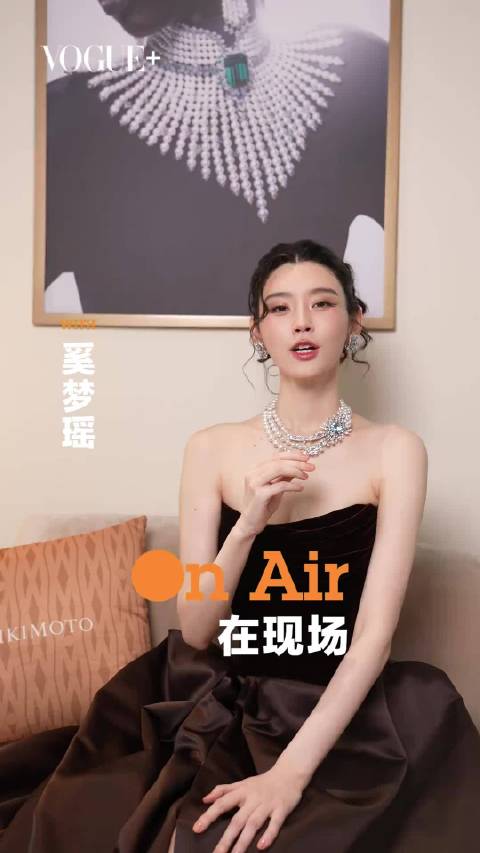 #何猷君奚梦瑶澳门答谢宴布置# 奚梦瑶何猷君举办澳门答谢宴，夫妻二人同框氛围感满满。盛装亮相携手待客
