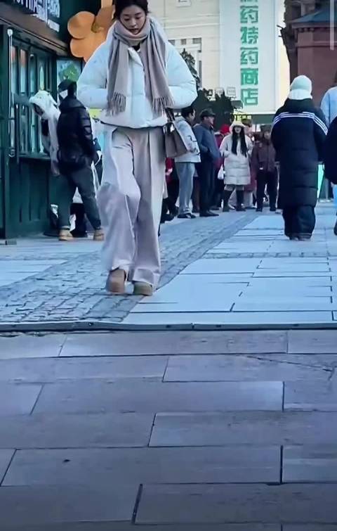 早春晴朗｜孙千｜井柏然 分享一个栾念和尚之桃在哈尔滨索菲亚教堂拍摄的花絮[憧憬] 在哈尔滨穿风衣，井