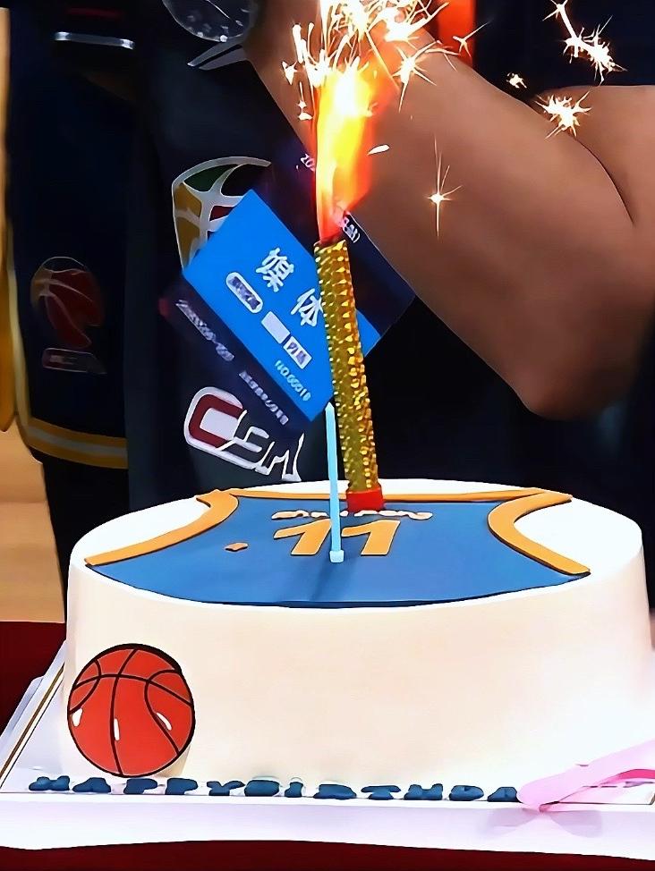 广东男篮93-61天津男篮！周鹏拿到17分4篮板5助攻，现场为他庆生