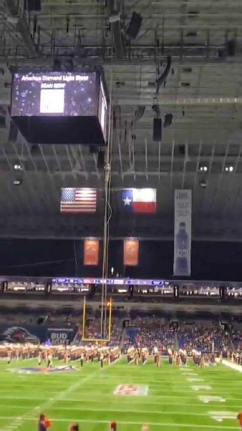 17日，在德州圣安东尼奥的阿拉莫穹顶体育场举行的 UTSA 对海军橄榄球赛中，一名美国空军军人在索降
