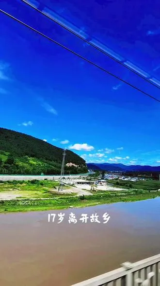 17岁离开故乡 每次出行 都会情不自禁 透过车窗 望着天边的云朵 天边那尕云 就像妈妈的眼睛 不管列