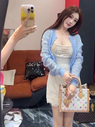 三分清纯三分艳丽三分妩媚一分可爱构成了我这个十分完美的女人