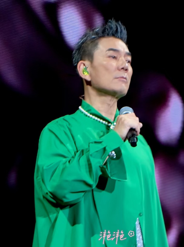 开场前旁边的哥们一直在念叨想听《一念关山》，没想到真的被他许愿成功！#任贤齐 #一念关山 #一念关山