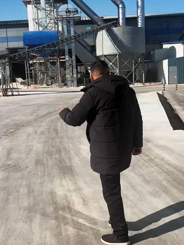 刘辉来到烘干塔，问师傅粮食有没有发热，万幸凉丝丝的没问题❗