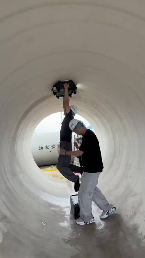 这是一位网友分享的视频，他亲自演示了特斯拉roadster为什么能吸在路上？原理都在这了#热点聚焦#