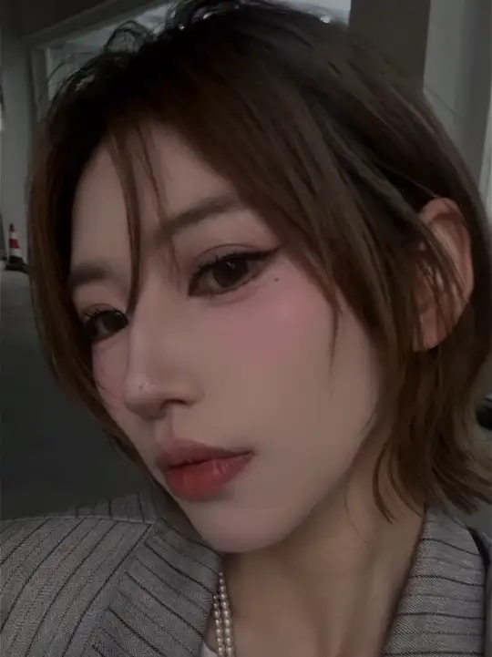 眼里全是对自己化妆技术的认可