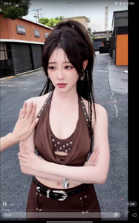 #祝绪丹[超话]#zxd#祝祝要开心# zxd#祝祝要好运# 依旧是被美貌折服的一天。这天鹅颈，这直