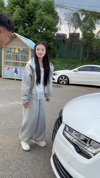 加玻璃水 偶遇美女不会加玻璃水，你会加玻璃水吗？